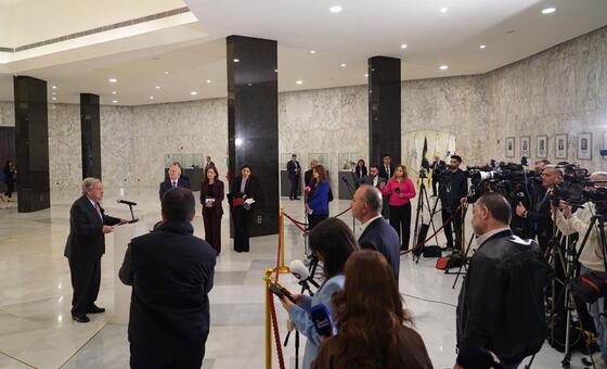 الأمين العام للأمم المتحدة أنطونيو غوتيريش يتحدث إلى الصحفيين في العاصمة اللبنانية بيروت (13 مارس 2025)